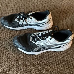ASICS size 7 volleyball shoes